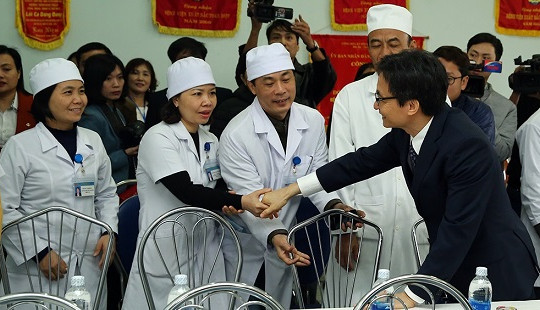 Phó Thủ tướng Vũ Đức Đam thăm một số cơ sở y tế miền núi Quảng Trị