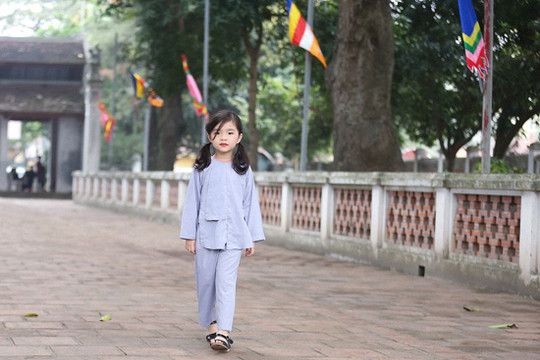 Bộ ảnh bé gái áo the lên chùa khiến ai xem cũng thấy lòng bình yên, ấm áp
