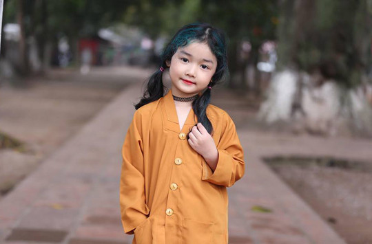 Bộ ảnh “Lễ chùa đầu năm” trong veo của bé  gái 5 tuổi đốn tim dân mạng