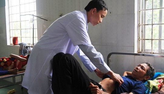 Gia Lai: Cả làng nhập viện nghi do ăn gà chết
