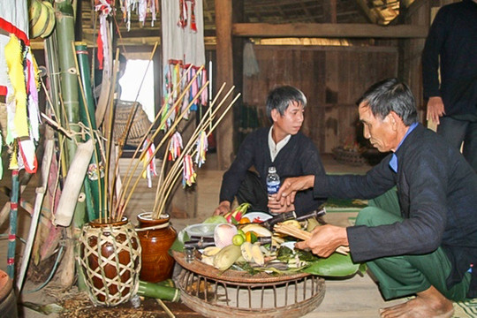 Đắm say lễ hội dâng hoa măng