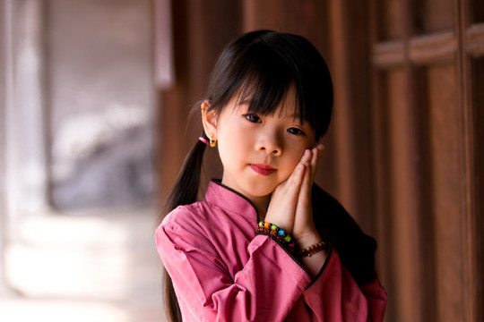 Tan chảy với chùm ảnh “Thị Màu nhí” lên chùa