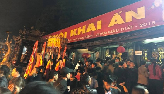 Người dân chen chân vào xin ấn đền Trần