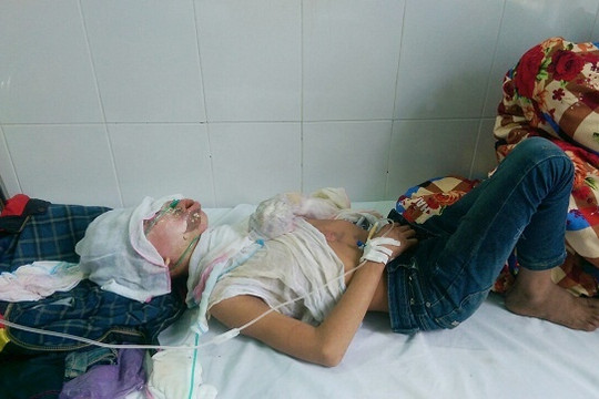 Tưới xăng thiêu sống con, cháu ruột vì nhuộm tóc đỏ