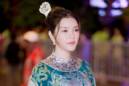 Lý Nhã Kỳ lại gây 'náo loạn' lễ khai mạc Lễ hội áo dài TP.HCM 2018