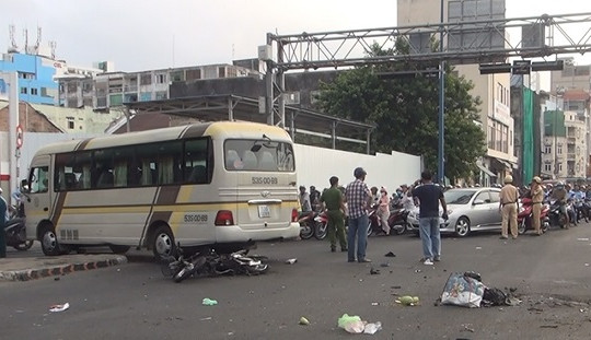 TP.HCM: Xe khách đâm liên tiếp 2 xe máy, 5 người bị thương