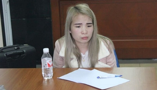 Tạm giữ một phụ nữ vận chuyển hàng trăm triệu đồng trái phép