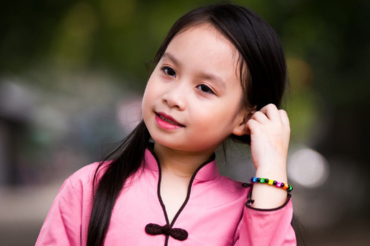 Chỉ áo the đi lễ chùa, bé gái này cũng khiến dân mạng lao xao vì “xinh xuất sắc”