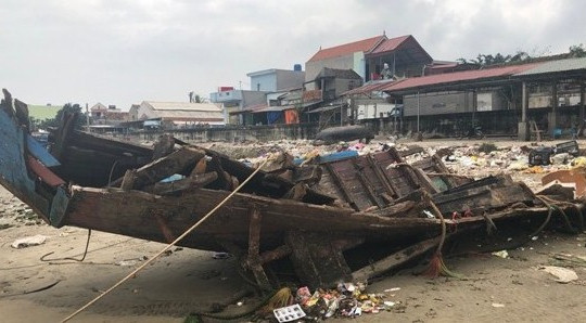 Thanh Hóa: Hàng trăm tàu, thuyền “nằm chết” bên bờ biển bạc