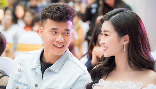 Đỗ Mỹ Linh lại đốn tim fan khi xuất hiện bên cạnh Bùi Tiến Dũng