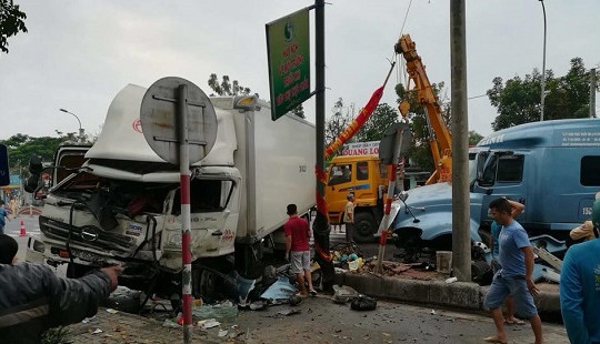 Xe container nổ lốp “cày” dải phân cách, đâm xe tải chở hàng đông lạnh