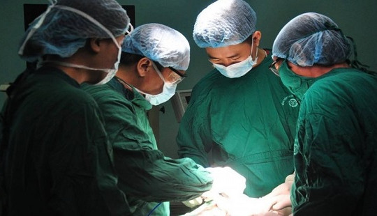Phải ngậm kẹo vì hạ đường huyết, cô gái trẻ phát hiện mắc bệnh hiếm gặp