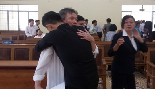 Trưởng phòng Thanh tra phòng chống tham nhũng được trả tự do tại Tòa