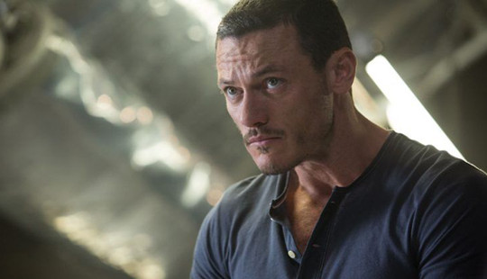 Luke Evans – gã tài tử “vạn người mê” biến hóa qua từng vai diễn