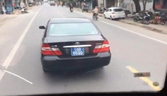 Đánh võng và chèn ép xe khách, lái xe Ban Tổ chức Tỉnh ủy Nam Định bị phạt nguội