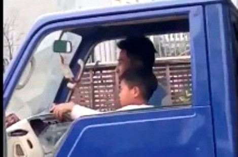 Xử phạt tài xế cho cháu bé 10 tuổi lái xe tải 8 triệu đồng