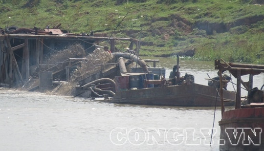 Hà Nội: Cát tặc mặc sức “đại náo” sông Cà Lồ