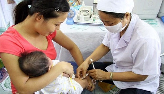 Lo dịch bùng phát, Bộ Y tế đẩy sớm tuổi tiêm vắc xin phòng sởi cho trẻ