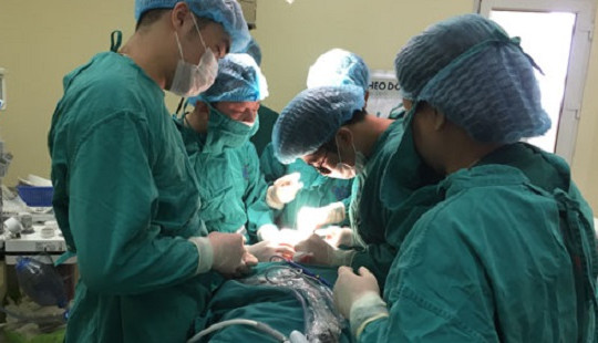 Lần đầu tiên phẫu thuật u tuyến giáp qua đường miệng ở Việt Nam