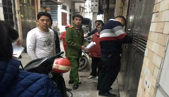 Chồng nhẫn tâm hắt axit vào vợ trước mặt con gái và bố vợ