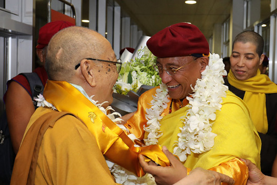 Người dân chào đón Pháp vương Drukpa giảng pháp tại chùa Vĩnh Nghiêm