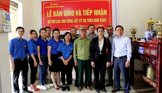 Báo Công lý bàn giao đồ thờ cho Ban quản lý nghĩa trang thị trấn Nam Sách