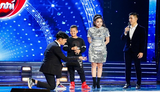 Tuyệt đỉnh song ca nhí: Ngô Kiến Huy dùng mọi chiêu trò lôi kéo thí sinh