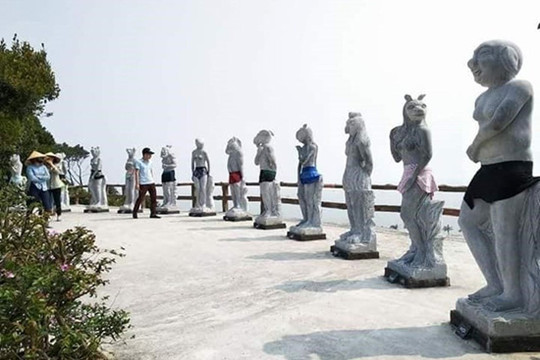 "Đóng khố" cho... tượng