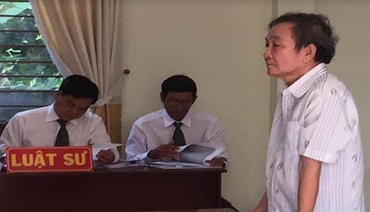 Chủ hãng nước đá được cấp 4 khẩu súng để "hỗ trợ doanh nghiệp"