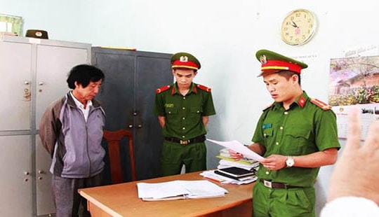Đắk Lắk: Bắt Hiệu trưởng nhận hàng trăm triệu đồng để chạy việc