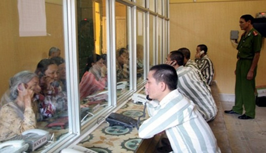 Người đang bị tạm giam có được gặp người thân không?