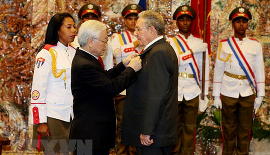 Tổng Bí thư trao Huân chương Sao vàng tặng Chủ tịch Cuba Raul Castro
