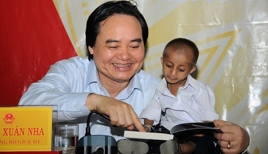 Bộ trưởng Phùng Xuân Nhạ thực hiện lời hẹn thăm cậu học trò tí hon Đinh Văn K’Rể