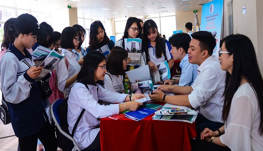 Hàng nghìn học sinh và phụ huynh Hà Nội tham dự Ngày hội tư vấn tuyển sinh – hướng nghiệp của trường ĐH Luật Hà Nội