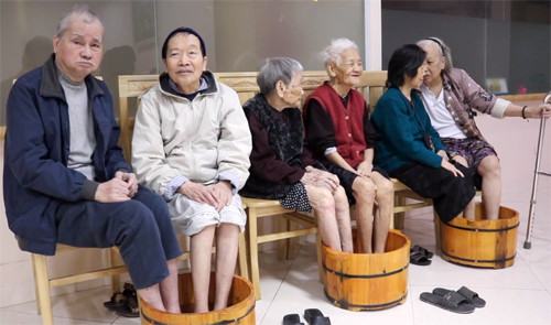 Những người rời nhà lầu, xe hơi vào ở nhà dưỡng lão