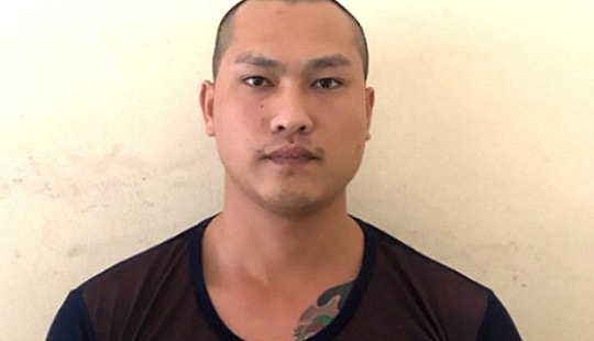 Tạm giữ đối tượng dùng đá đập xe ô tô, hành hung công an xã