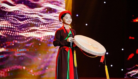 HLV Tuyệt đỉnh song ca nhí  thi nhau múa nón để giành giật thí sinh