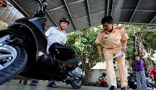 Mua xe máy của nhiều đời chủ, mất giấy tờ có làm thủ tục sang tên được không?