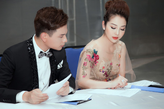 Jennifer Phạm thay 2 váy dẫn bán kết Hoa hậu biển Việt Nam toàn cầu