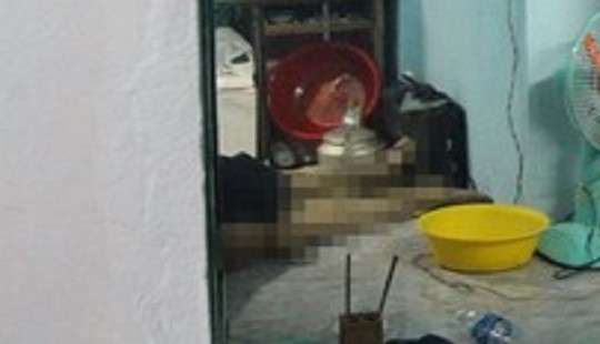 Phát hiện bạn cùng phòng trọ gục chết dưới nền nhà