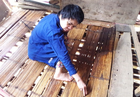 Xót thương cuộc đời cô giáo bị xích chân trong chòi lá