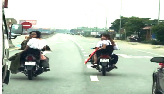 Nhóm thanh niên dàn hàng, chặn đầu ô tô trên Quốc lộ 1A