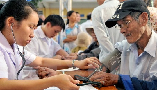 Già hóa dân số và thách thức trong chăm sóc người cao tuổi