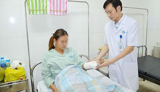 Nhóm nữ sinh lớp 12 mang tuýp sắt, bình hơi cay đánh bạn nhập viện