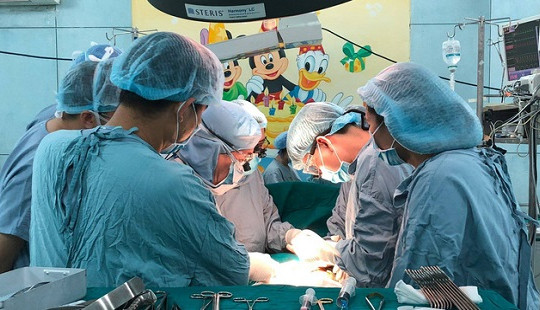Bé gái 15 tuổi được "sinh ra lần 2" nhờ quả thận của mẹ