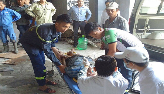 Sập giàn giáo, 2 công nhân bị thương nặng