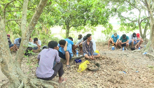 Băng qua cánh đồng, bắt giữ 15 đối tượng đá gà ăn thua bằng tiền