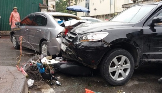 Hà Nội: Tai nạn liên hoàn trên phố Phương Mai, nhiều người bị thương
