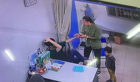 Bác sĩ BV Xanh Pôn bị người nhà bệnh nhi đấm liên tiếp vào mặt