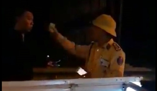 Chuyển công tác trung tá cảnh sát rọi đèn pin, vung tay chỉ mặt tài xế